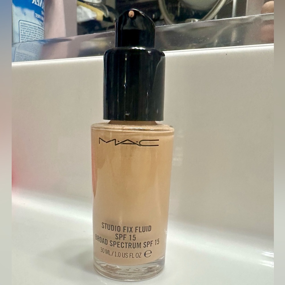 C4 MAC COSMETICS STUDIO FIX FLUID SPF 15: C4